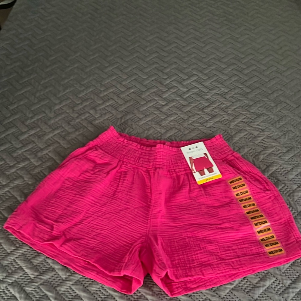 Three dots shorts size medium